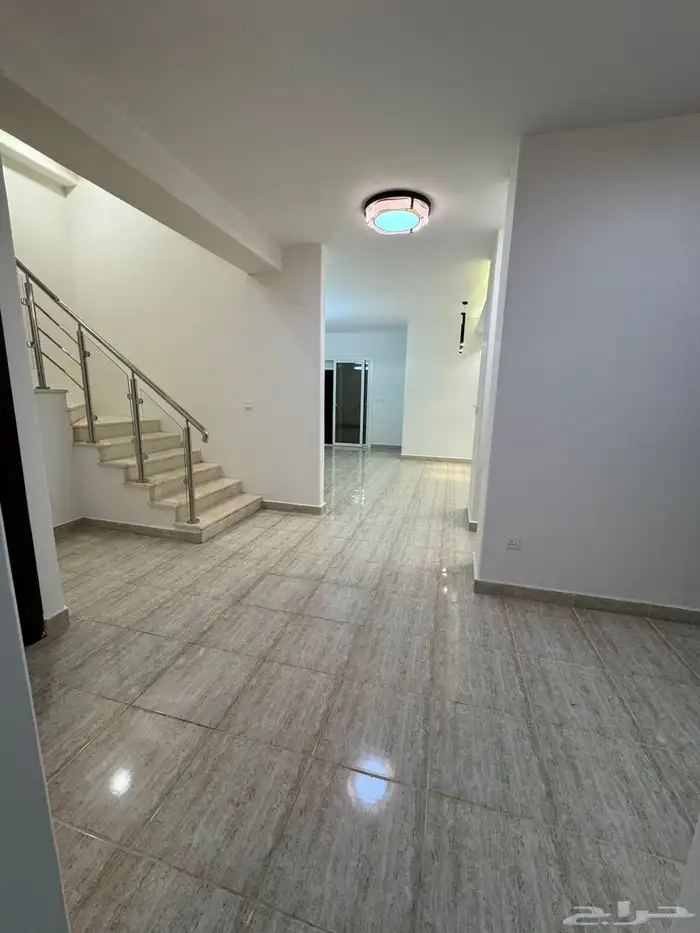 فيلا للاجار في حي خزام 10