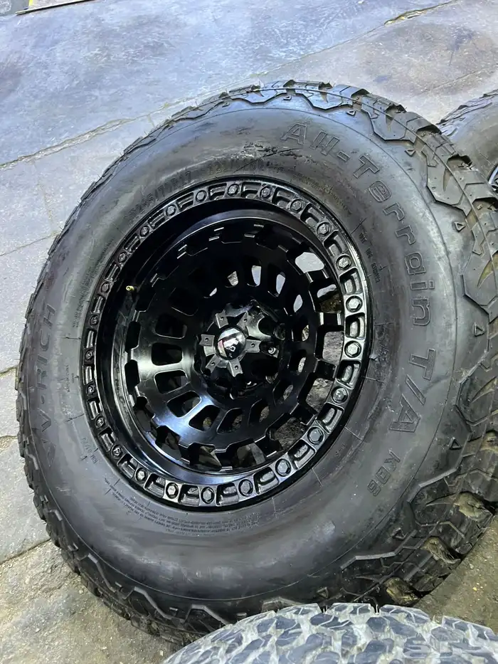 جنوط فيول مع كفرات فيرتيش نص حجري مقاس 285 70 17 8