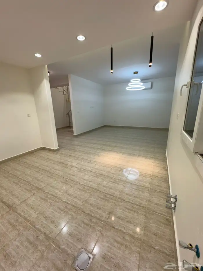 فيلا للاجار في حي خزام 0