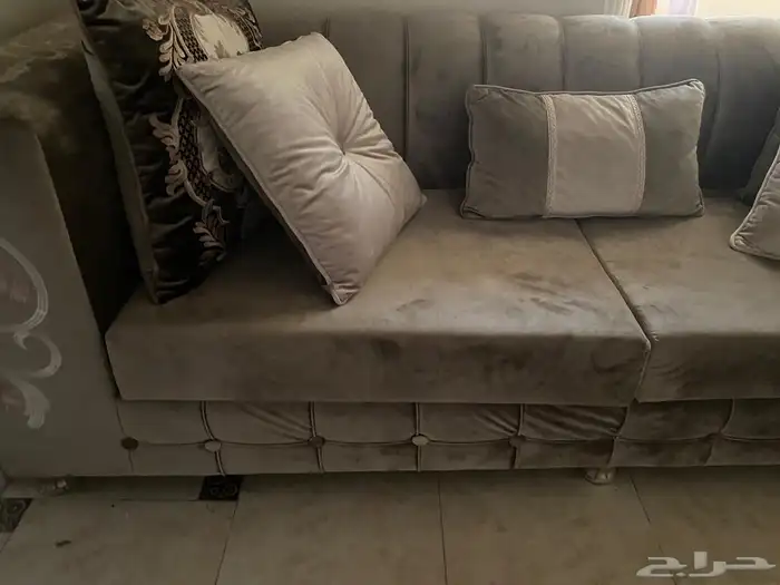 كنب نظيف مثل مو واضح في الصوره مع الستارة 3