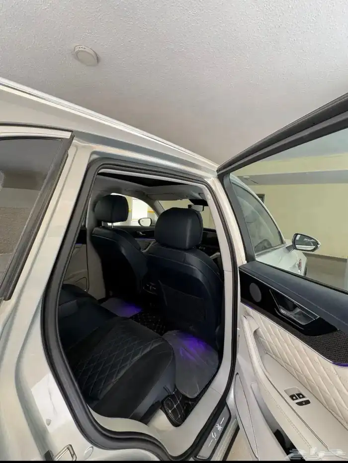 HONGQI HS5 Deluxe Pro 2022 Gold Color 3