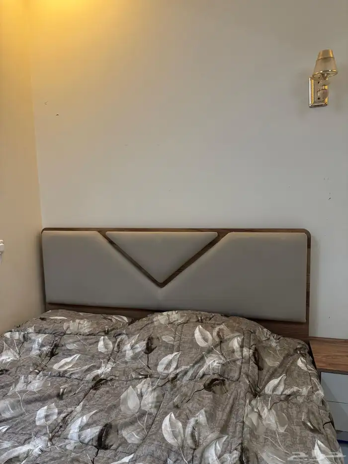 للبيع غرفة نوم خشب ماليزي شبه جديدة 2