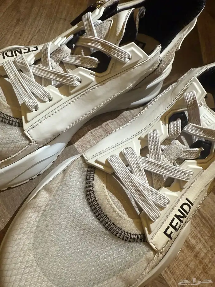 حذاء رياضي بتصميم من فنديFENDI 4