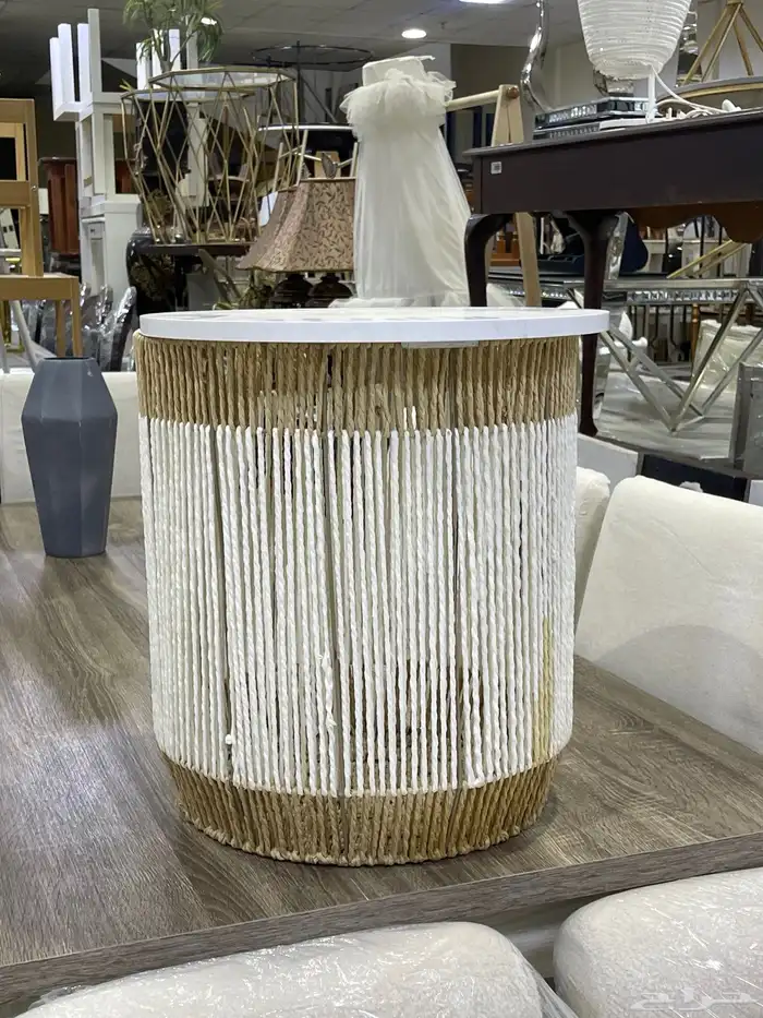 طقم طاولة و كراسي فاخرة تصميم عصري يضيف لمسة فخمة 2