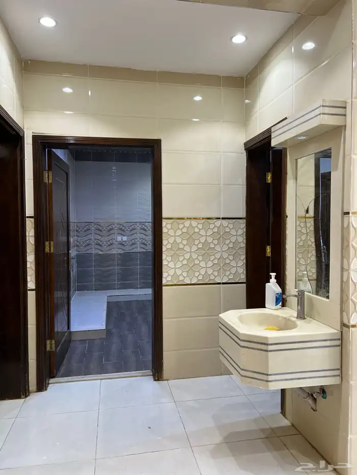 للبيع دور وشقه خلفيه حي التعاون تبوك 9