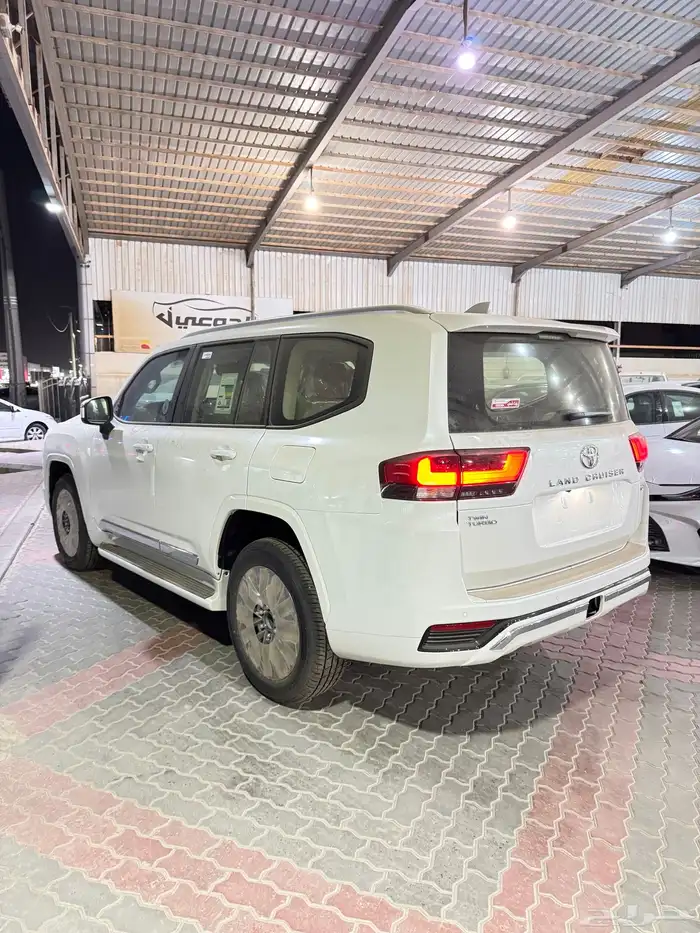 تويوتا لاندكروزر GXR3 بنزين 2025 3