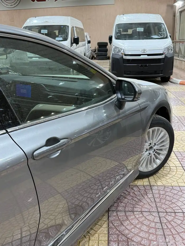 تايوتا كامري 2025 LE 7