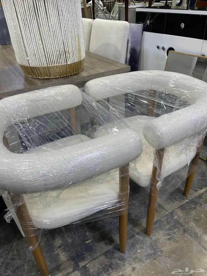 طقم طاولة و كراسي فاخرة تصميم عصري يضيف لمسة فخمة 3