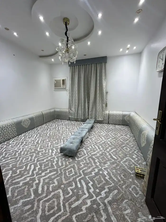 كنب ركن وظهر مع ستار البيع مستعجل 0