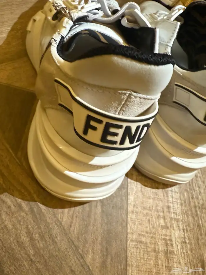 حذاء رياضي بتصميم من فنديFENDI 7