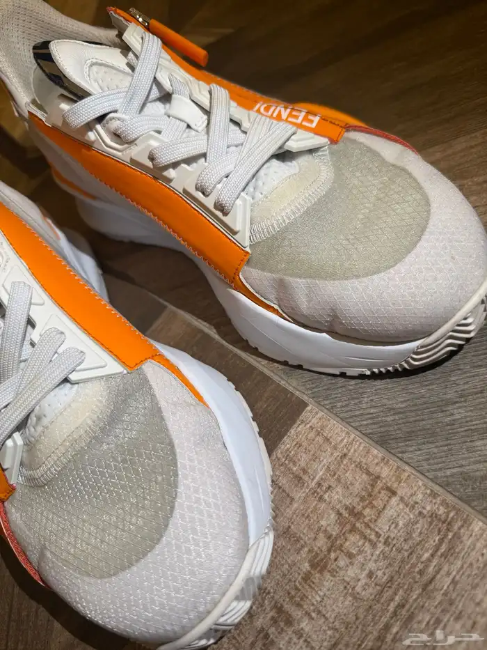 حذاء رياضي بتصميم من فنديFENDI 1