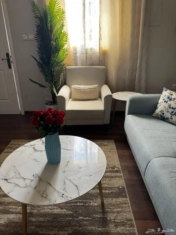 كنب من هوم بوكس قطعتين مع فرشه وطاولات مكة 3