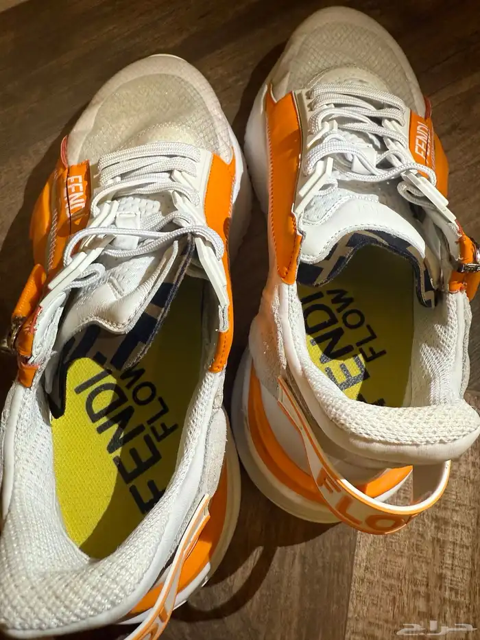 حذاء رياضي بتصميم من فنديFENDI 2