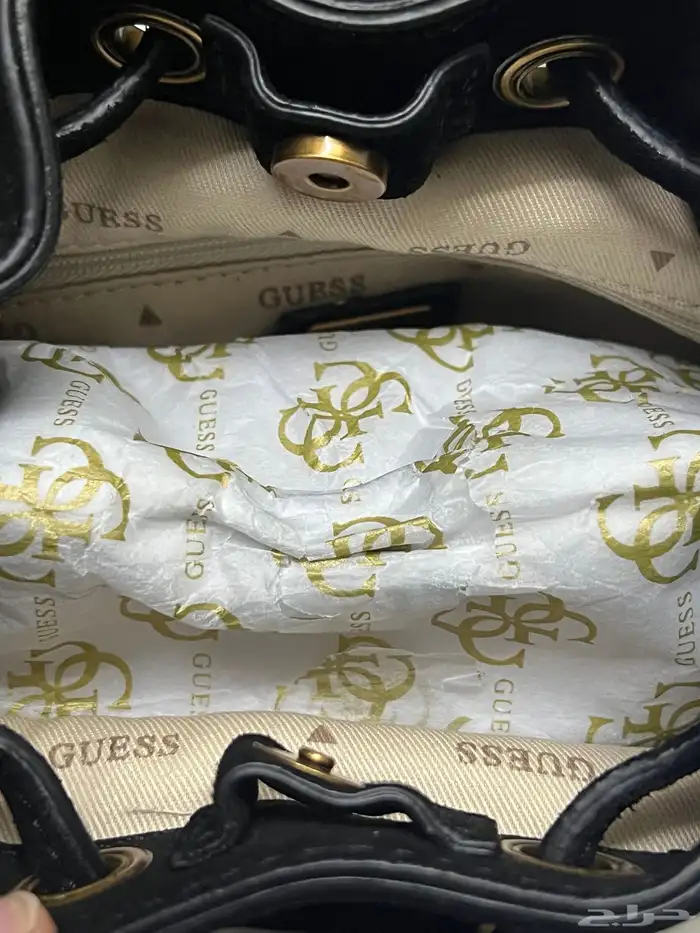 شنطة ماركة GUESS جديدة لم تستخدم ولا مرا مع الديس باق تبعها 7
