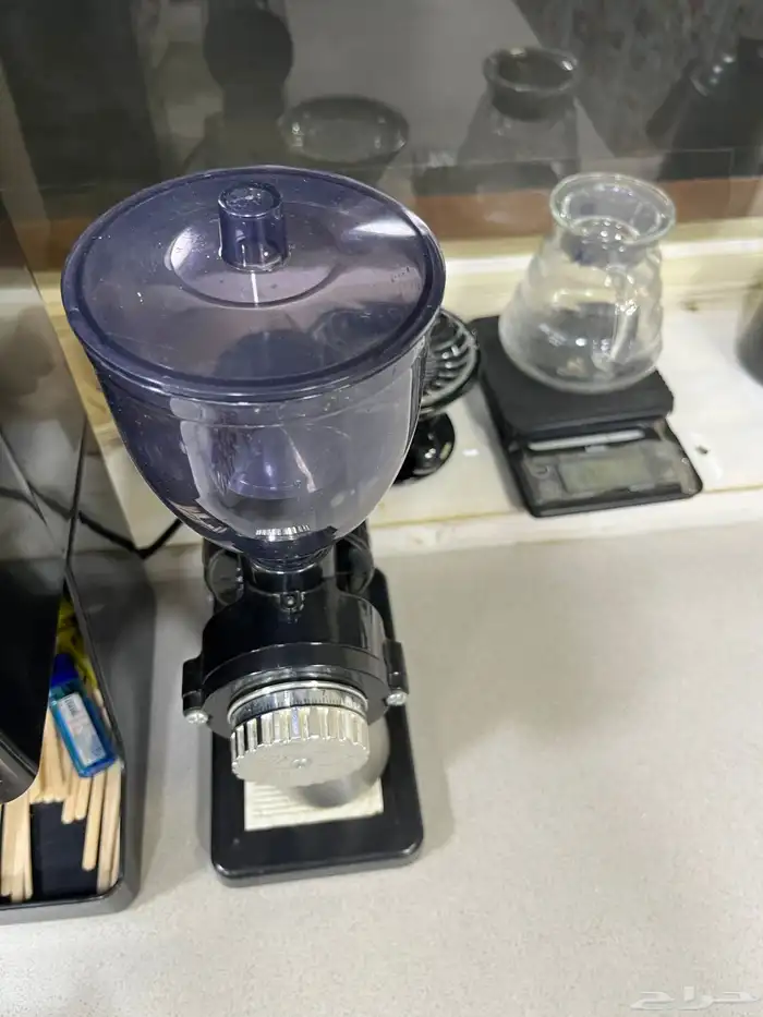 كوفي شوب للتقبيل على الشارع العام بالقوز 16