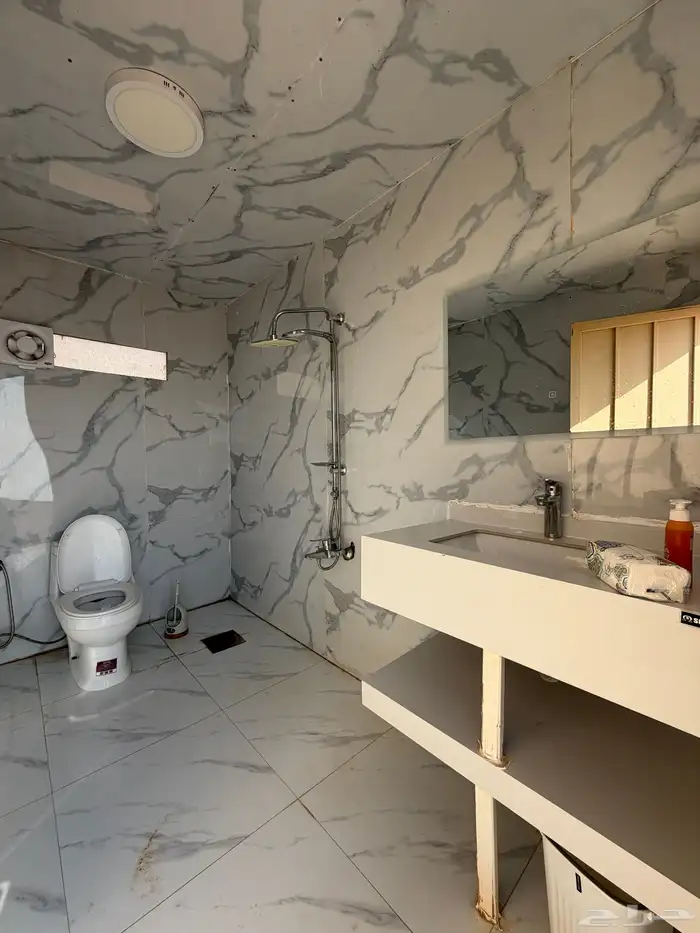 مخيم متكامل كرفان مساحتها 60 الف مسورة ماكينة 34