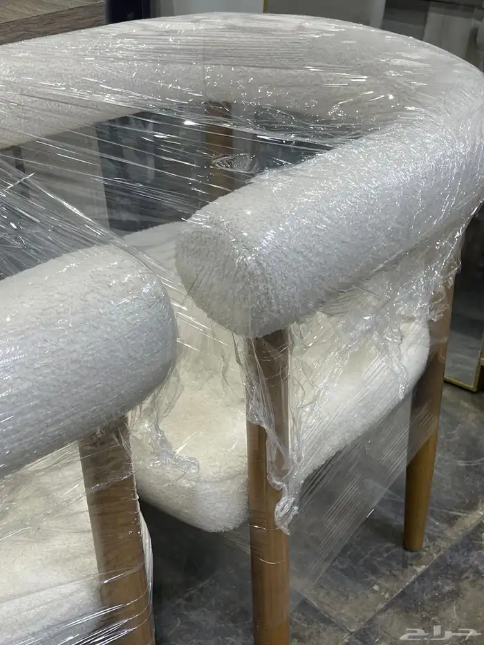 طقم طاولة و كراسي فاخرة تصميم عصري يضيف لمسة فخمة 4