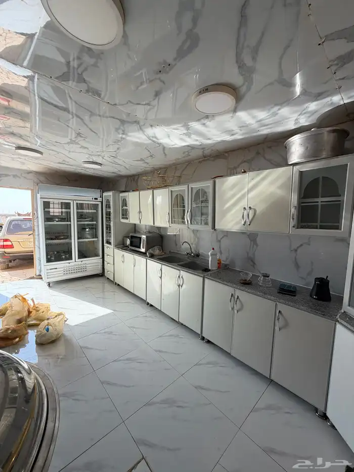 مخيم متكامل كرفان مساحتها 60 الف مسورة ماكينة 37