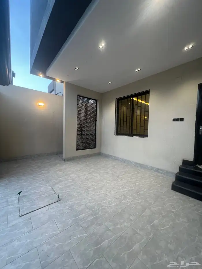 للبيع ادوار ارضية فاخرة حي اليرموك 2