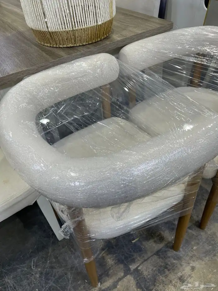 طقم طاولة و كراسي فاخرة تصميم عصري يضيف لمسة فخمة 0