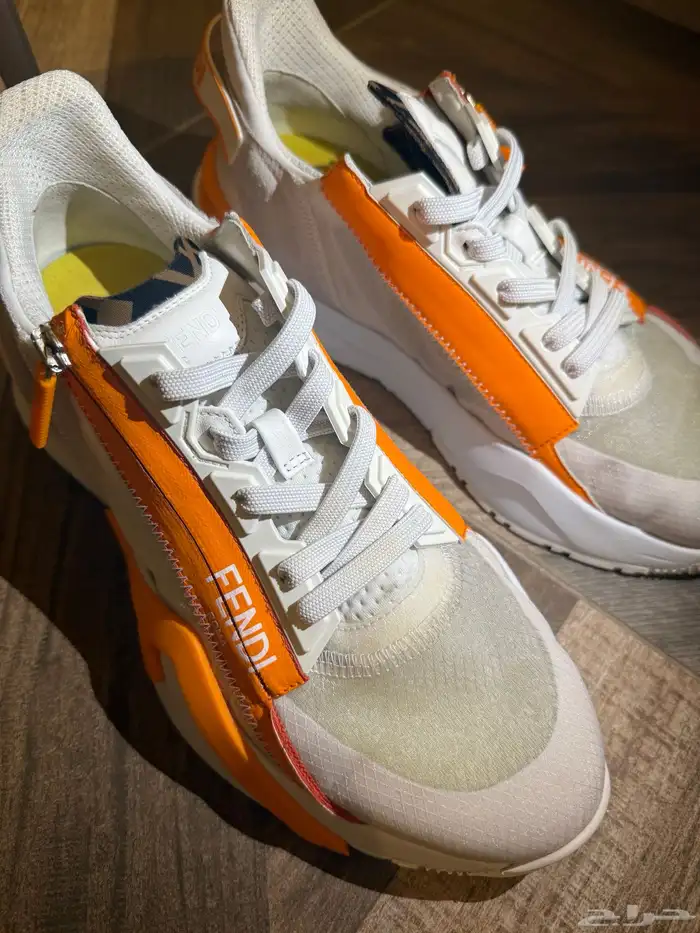 حذاء رياضي بتصميم من فنديFENDI 3