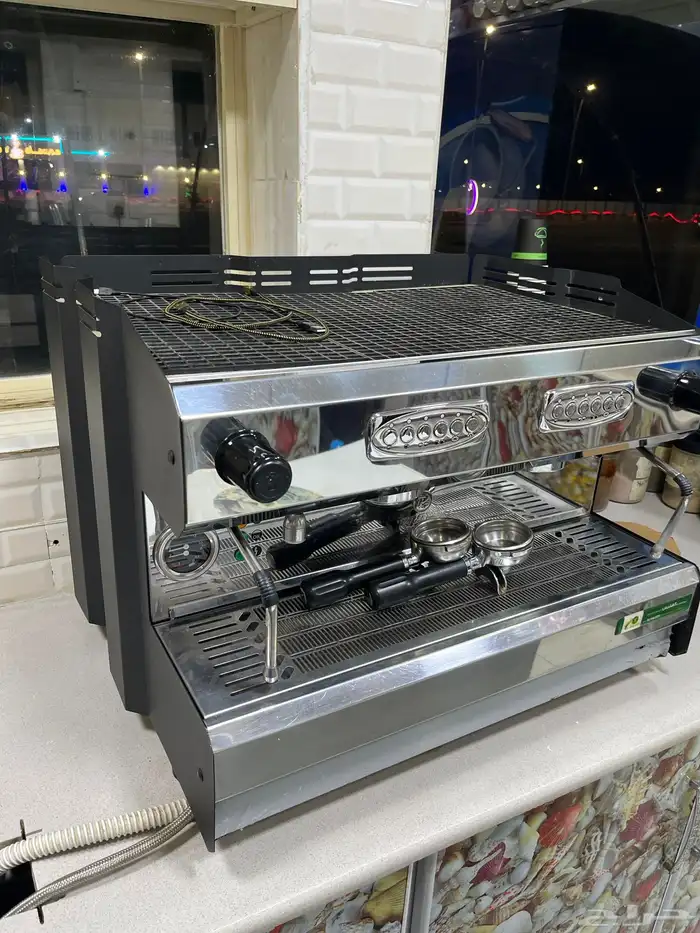 كوفي شوب للتقبيل على الشارع العام بالقوز 9