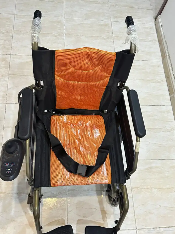 كرسي متحرك كهربائي مريح وخفيف الوزن 4