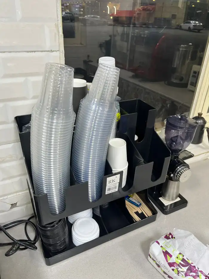 كوفي شوب للتقبيل على الشارع العام بالقوز 17