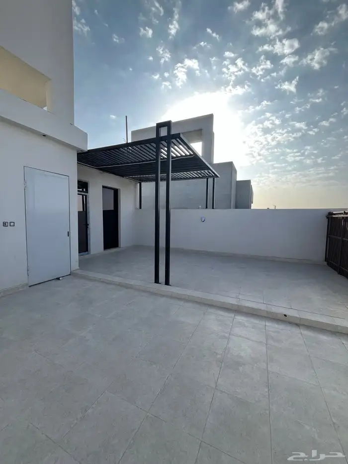 للبيع شقه في فيلا حي الرمال 15