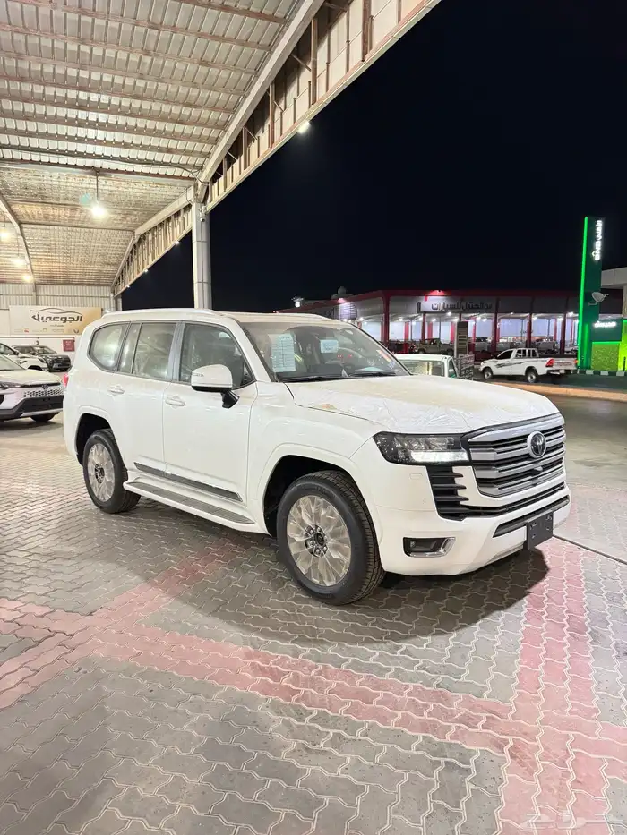 تويوتا لاندكروزر GXR3 بنزين 2025 1