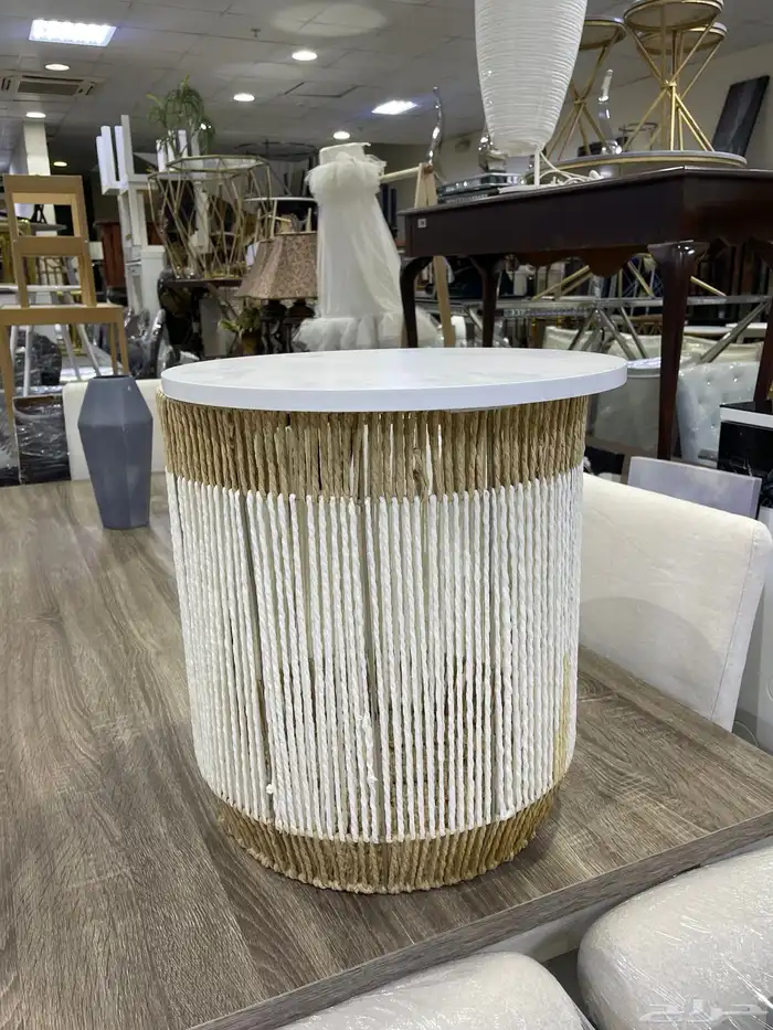 طقم طاولة و كراسي فاخرة تصميم عصري يضيف لمسة فخمة 1