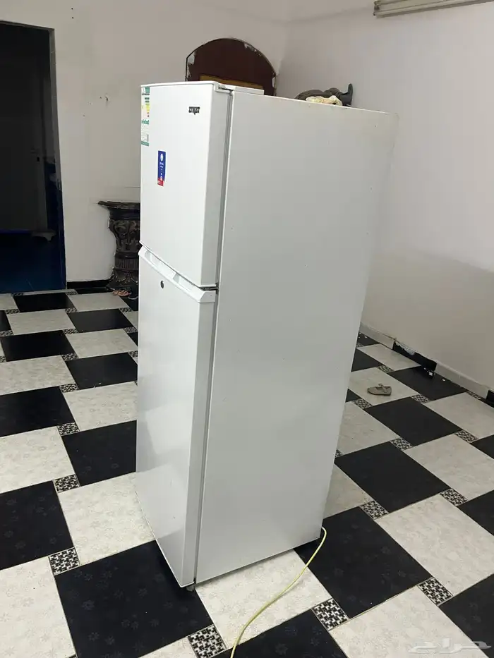 ثلاجة شبه جديده للبيع 2
