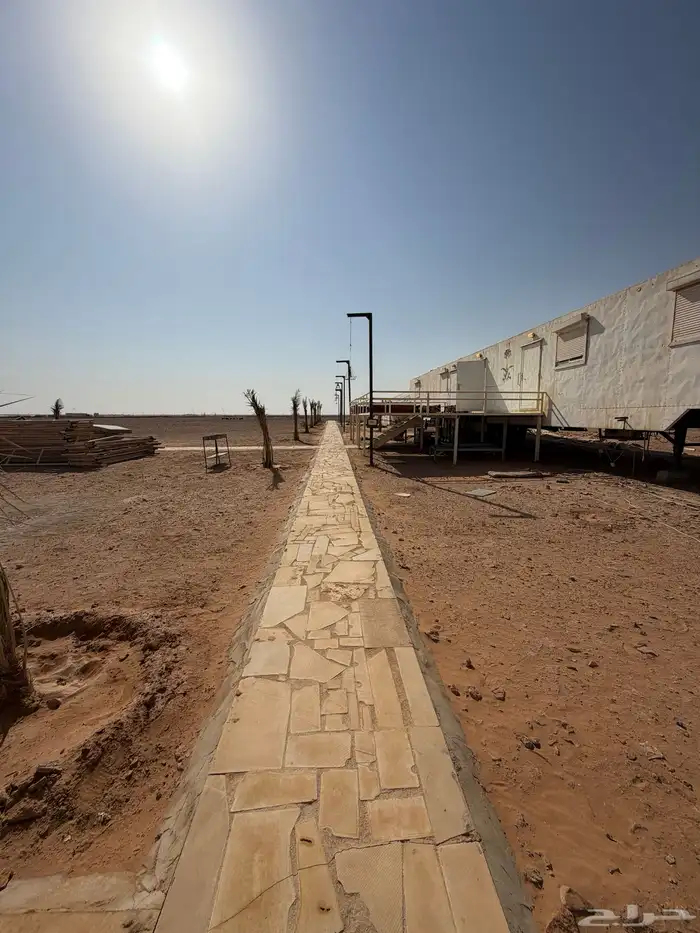 مخيم متكامل كرفان مساحتها 60 الف مسورة ماكينة 48