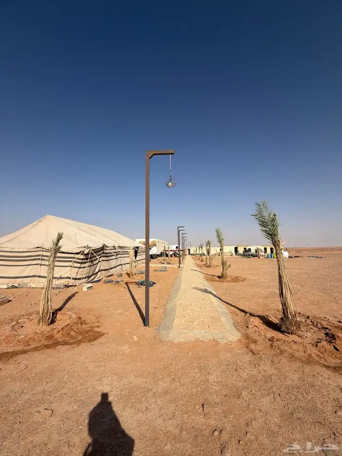 مخيم متكامل كرفان مساحتها 60 الف مسورة ماكينة 78