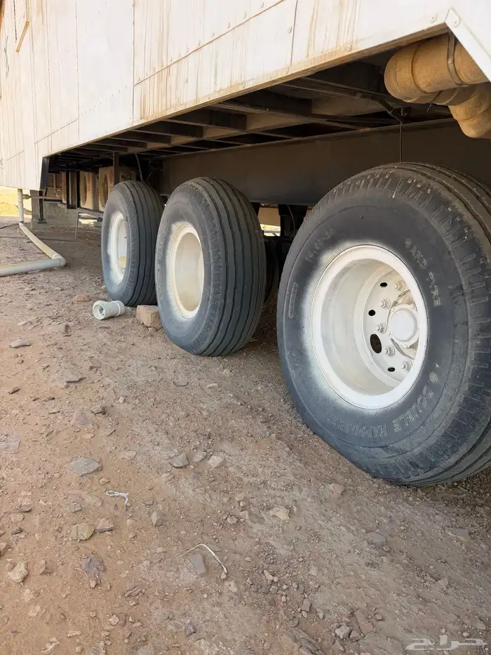 مخيم متكامل كرفان مساحتها 60 الف مسورة ماكينة 77