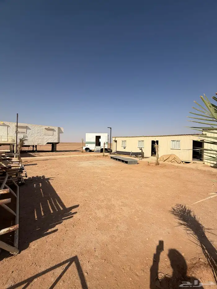 مخيم متكامل كرفان مساحتها 60 الف مسورة ماكينة 28