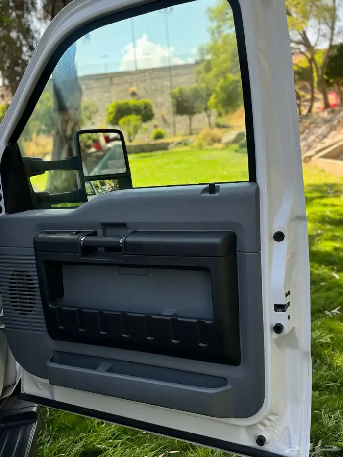 للبيع F350 موديل 2013 عداد100 الف كم 23