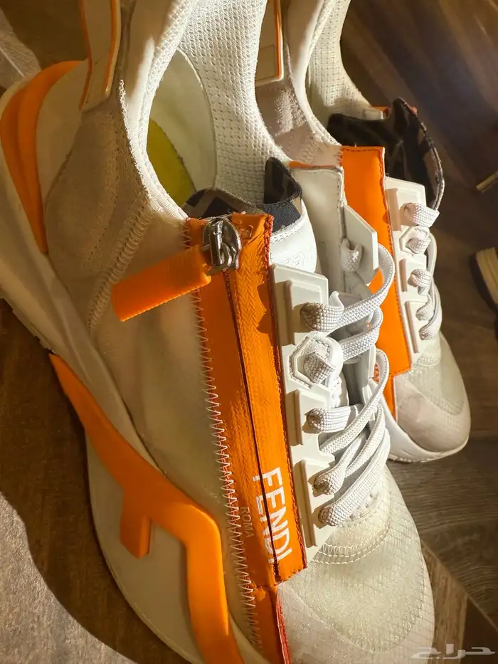 حذاء رياضي بتصميم من فنديFENDI 0