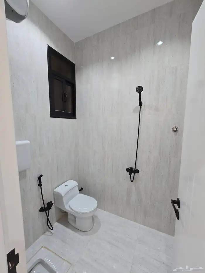 للبيع شقق ارضيه وارواف علويه شمال الراقى 40