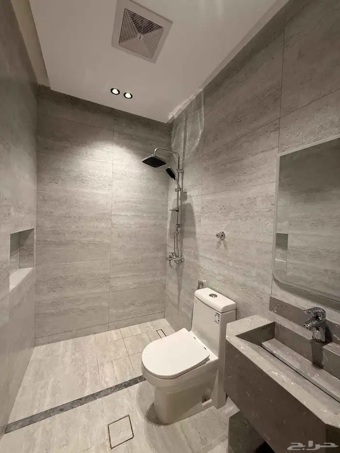 للمتميزين شقه في حي الروضه 4 غرف 3