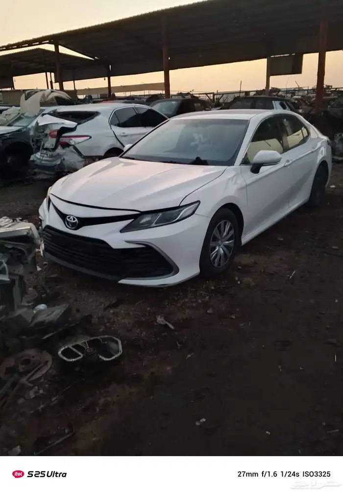 كامري 2023 تشليح قطع غيار فقط ابيض ساده لون السياره 3