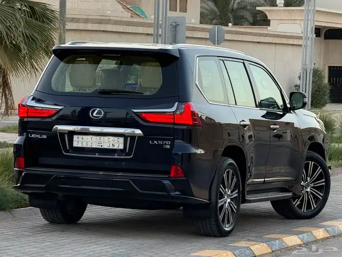 لكزس LX570 فل كامل 2019 الحد 250 الف 13