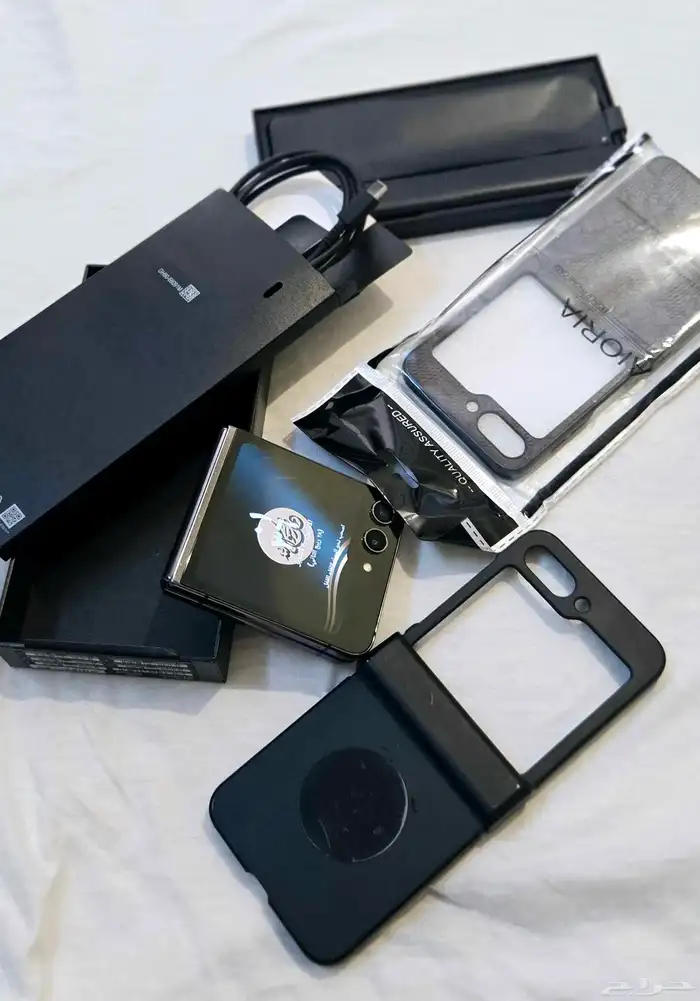 سامسونج 5g zflip 5 ذاكره 512 بكرتونه 13