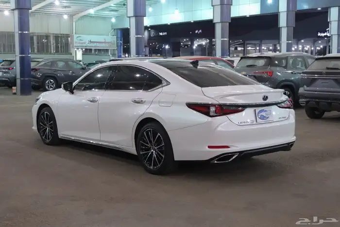 لكزس ES350 فئة CC موديل 2025 عداد1500 كم خليجي بسعر 220.000 3
