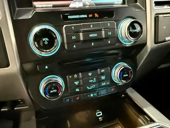 فورد F-150 بلاتنيوم مخزن شبة جديد 23