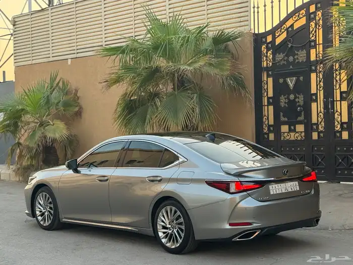 لكزس ES350 2020 بحالة الوكالة 3