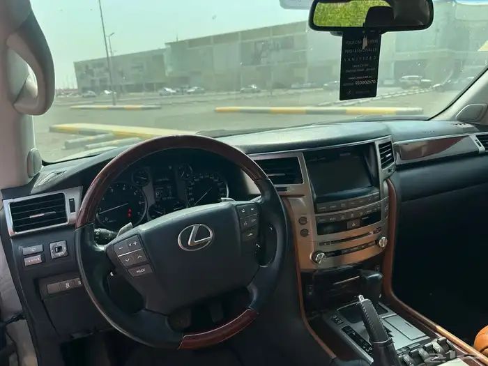 لكزس LX570 عداد قليل 13