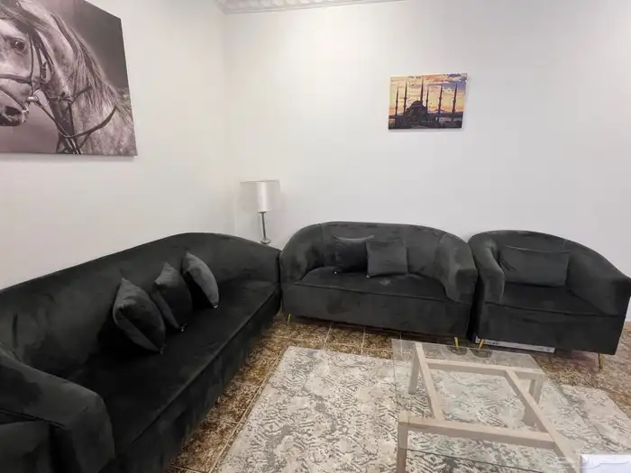 طقم كنب جديد مع سجادة وطاولة وسط للبيع المستعجل بحالة ممتازة 1