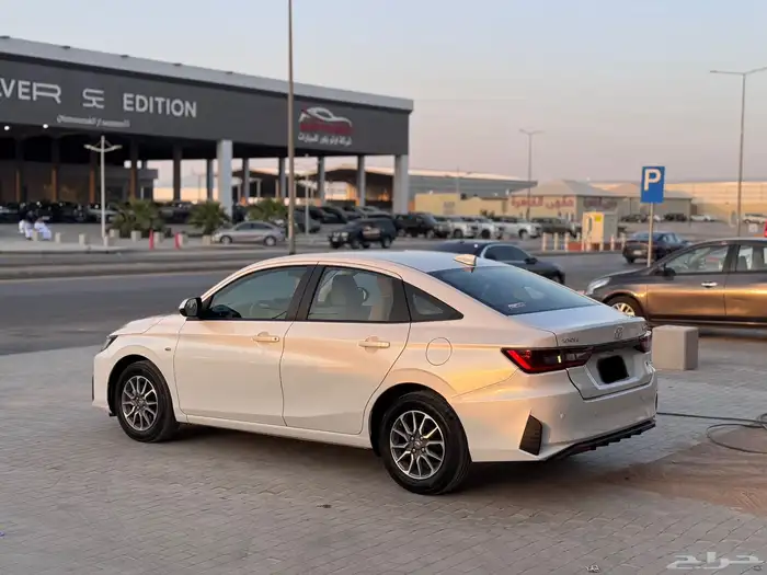 تويوتا يارس 2023 ابيض 7