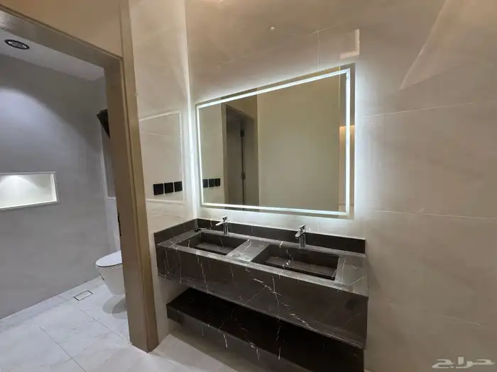 للبيع فيلا دورين وملحق في حي النواريه تشطيب vip 13